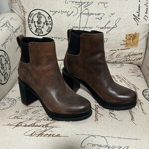 EUC SOREL BOOTIE - Brown leather with deep orange heel sole.